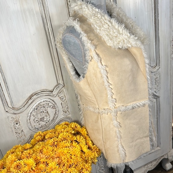 Hollister Cream Faux Fur Vest - Picture 2 of 11